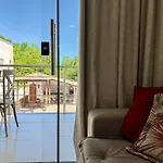 Ape Pavimento Superior Com 3 Quartos Com Ar Condicionado, Varanda E Suite Com Vista Para A Piscina E Internet Privativa, A Poucos Metros Da Praia De Taperapua. Residencial Jardins De Taperapua, Condominio Com Piscina, 2 Vagas De Garagem E Area Gourme