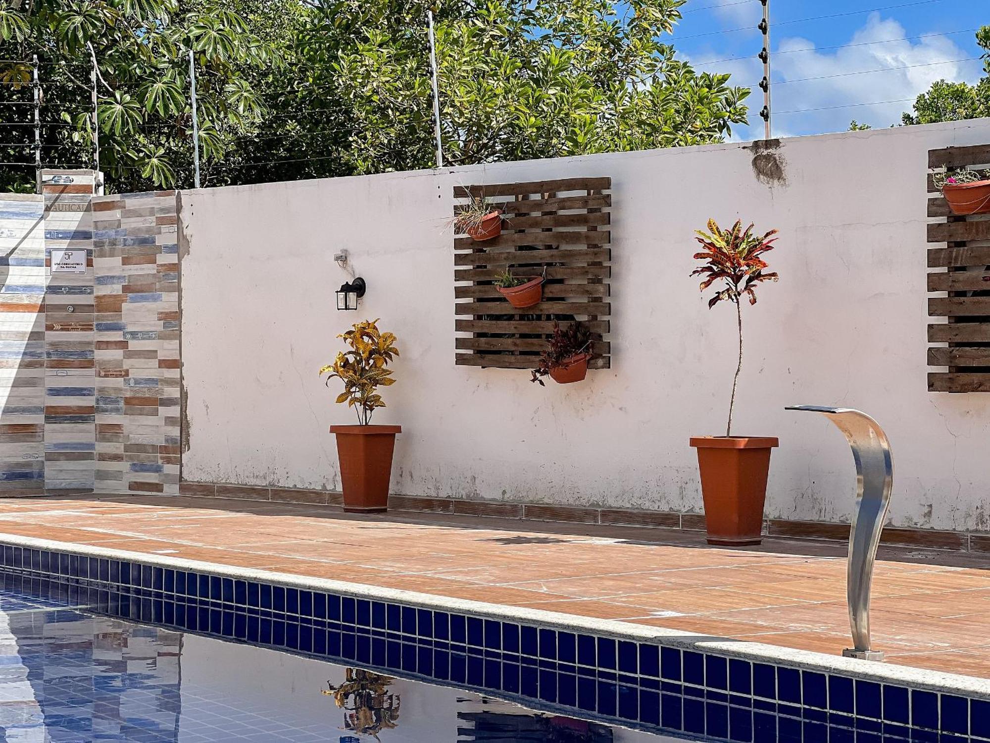 Casa de férias Taperapua Beachside Retreat: Poolside With Ocean-view Balcony *